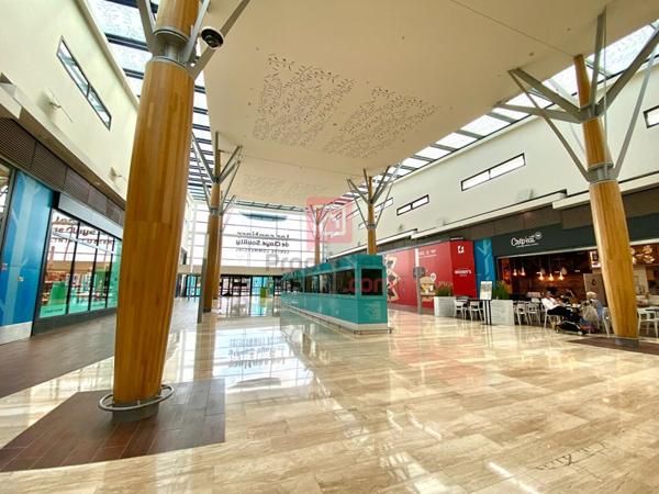 77 -  DEUX RESTAURANTS SOUS ENSEIGNE INTERNATIONALE RENOMMÉE