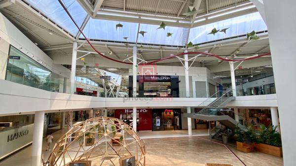 77 -  DEUX RESTAURANTS SOUS ENSEIGNE INTERNATIONALE RENOMMÉE