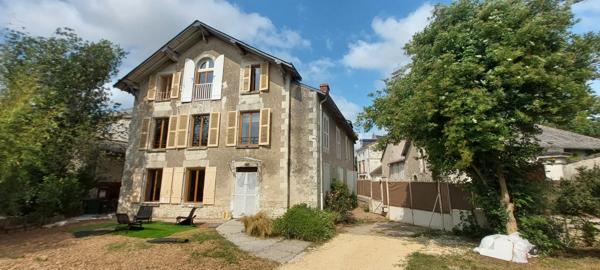Immobilier Mirebeau (86110) – Maison de ville 240m2 – 260 000 €