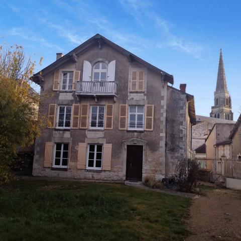 Immobilier Mirebeau (86110) – Maison de ville 240m2 – 260 000 €