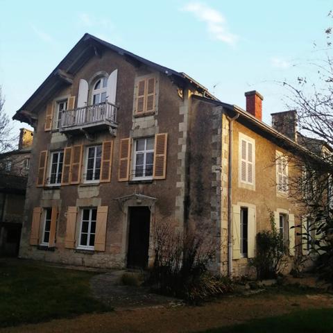 Immobilier Mirebeau (86110) – Maison de ville 240m2 – 260 000 €