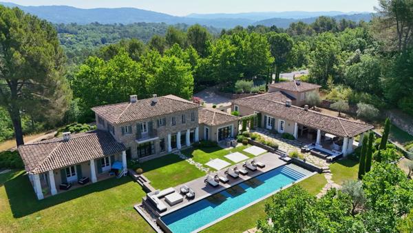 Villa de prestige avec vue panoramique.