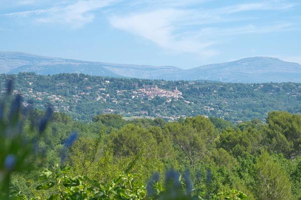 Villa de prestige avec vue panoramique.