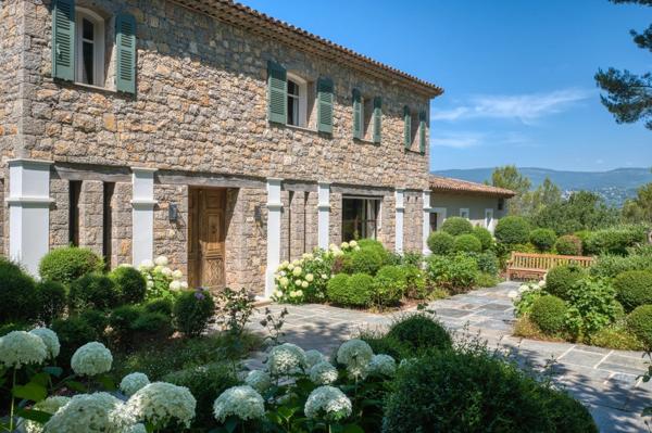Villa de prestige avec vue panoramique.