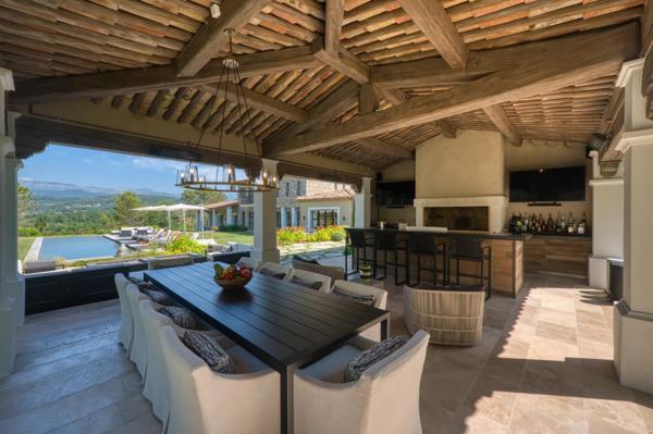 Villa de prestige avec vue panoramique.
