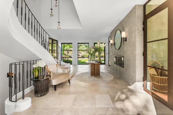 Villa de prestige avec vue panoramique.