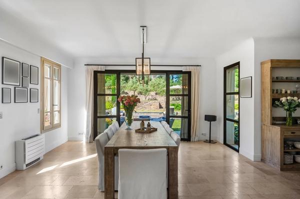 Villa de prestige avec vue panoramique.