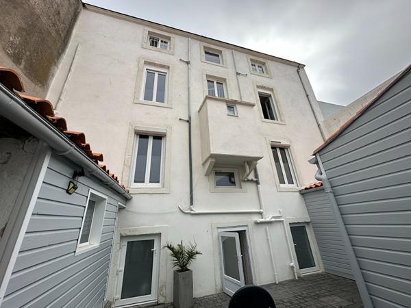 Immeuble, 12 Logements, centre ville Les SABLES.