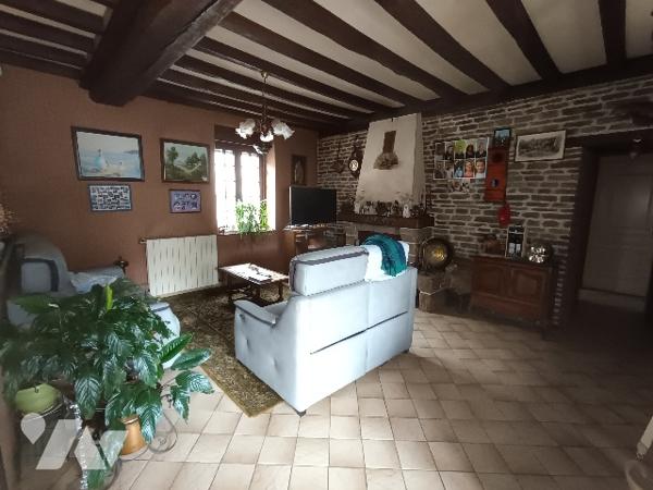 Belle maison de ville, à rafraîchir. Emplacement recherché.