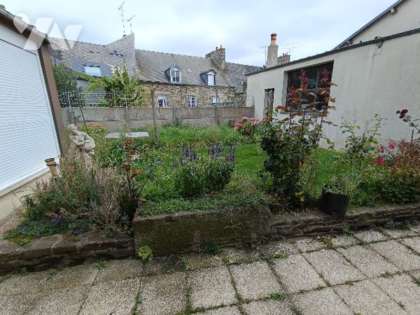Belle maison de ville, à rafraîchir. Emplacement recherché.