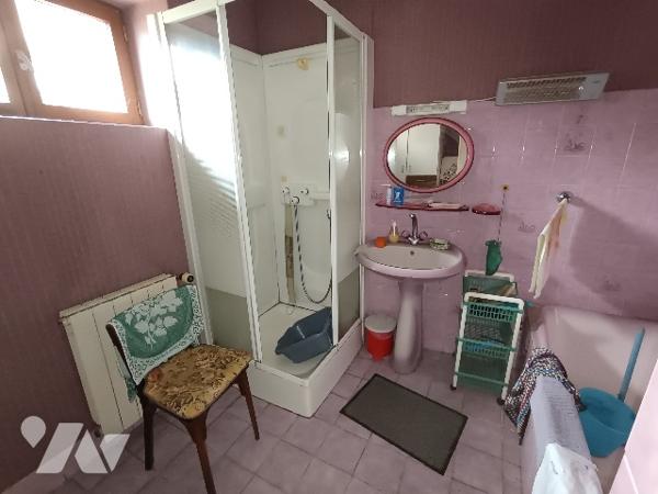 Belle maison de ville, à rafraîchir. Emplacement recherché.