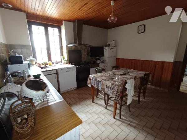 Belle maison de ville, à rafraîchir. Emplacement recherché.