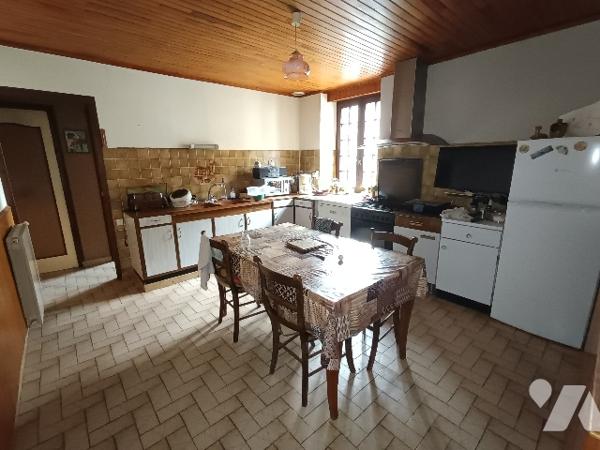 Belle maison de ville, à rafraîchir. Emplacement recherché.