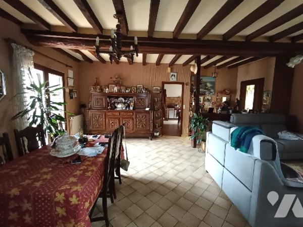 Belle maison de ville, à rafraîchir. Emplacement recherché.