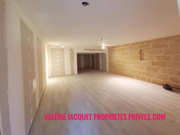 Exceptionnel Potentiel à Rénover au Coeur de Lussac - Maison en Pierre avec Dépendances et Possibilité de Détachement Foncier