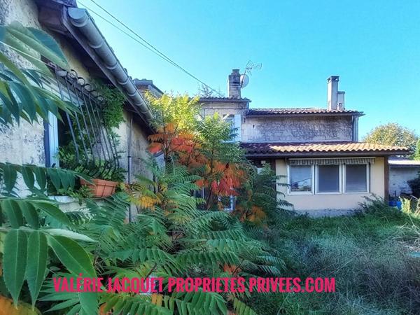 Exceptionnel Potentiel à Rénover au Coeur de Lussac - Maison en Pierre avec Dépendances et Possibilité de Détachement Foncier