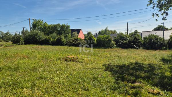 Terrain constructible de 803 m² - Saint Etienne de Montluc