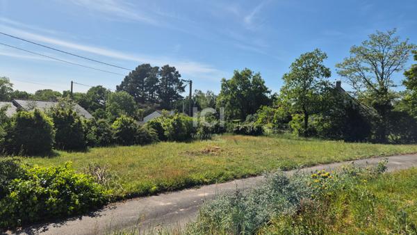 Terrain constructible de 803 m² - Saint Etienne de Montluc
