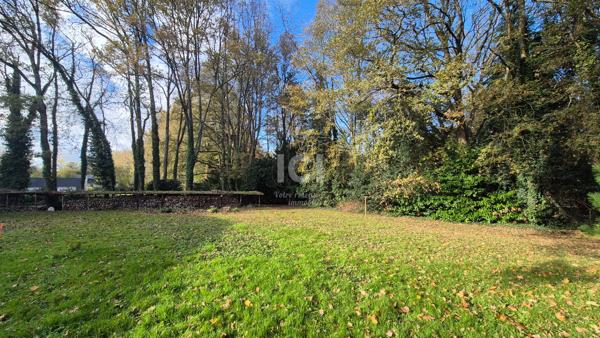 Terrain constructible de 803 m² - Saint Etienne de Montluc