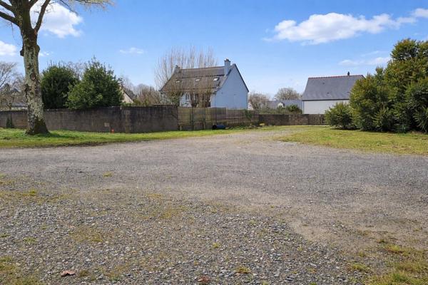 Terrain constructible de 803 m² - Saint Etienne de Montluc
