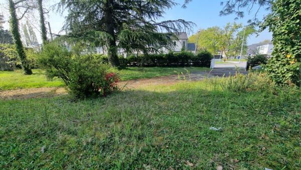 Terrain constructible de 803 m² - Saint Etienne de Montluc