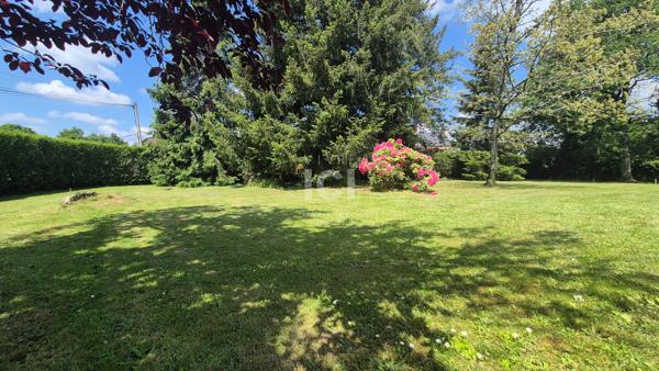Terrain constructible de 803 m² - Saint Etienne de Montluc