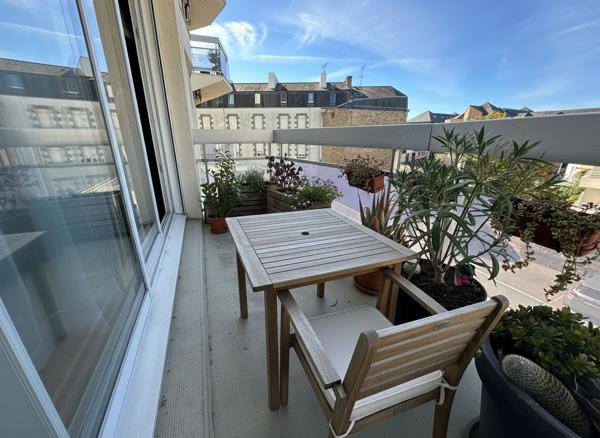 Appartement à vendre 2 pièces, centre ville, 1er étage avec ascenseur, cave.