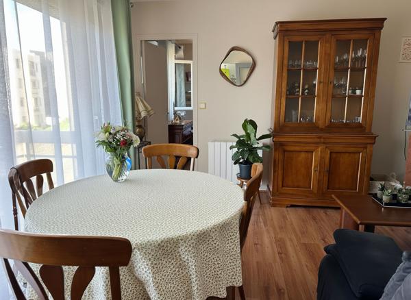 Appartement à vendre 2 pièces, centre ville, 1er étage avec ascenseur, cave.