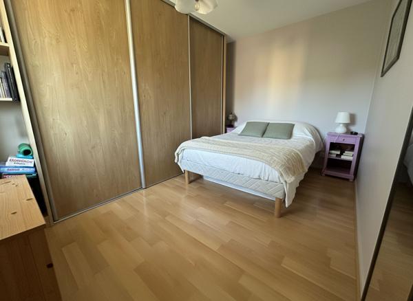 Appartement à vendre 2 pièces, centre ville, 1er étage avec ascenseur, cave.