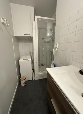 Appartement à vendre 2 pièces, centre ville, 1er étage avec ascenseur, cave.