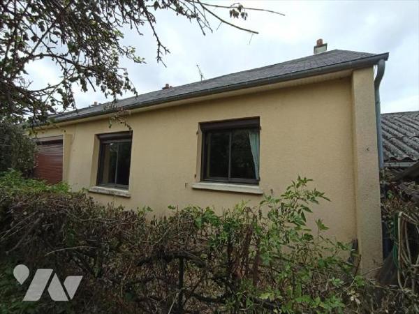 A Saint Pierre du Regard une maison d'habitation de plain-pied  de 6 pièces principales à rénov...