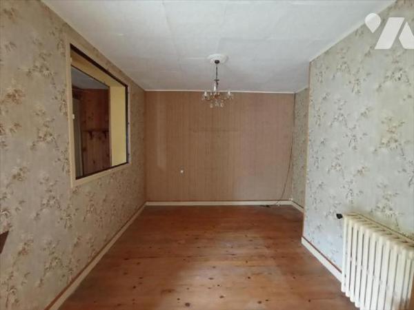 A Saint Pierre du Regard une maison d'habitation de plain-pied  de 6 pièces principales à rénov...