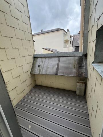 Appartement entièrement rénové avec terrasse en centre ville de Pont de l'Arche