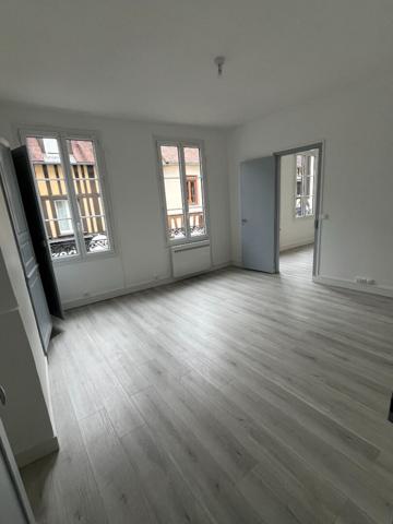 Appartement entièrement rénové avec terrasse en centre ville de Pont de l'Arche