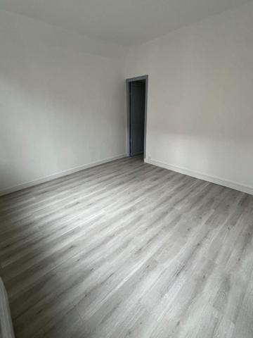 Appartement entièrement rénové avec terrasse en centre ville de Pont de l'Arche