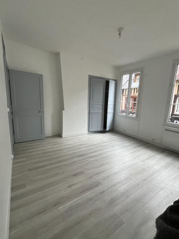 Appartement entièrement rénové avec terrasse en centre ville de Pont de l'Arche