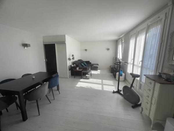 Vente                                                      Appartement
                        
                     3 pièces                      64 m2                     à Colombes