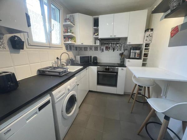 Vente                                                      Appartement
                        
                     3 pièces                      64 m2                     à Colombes