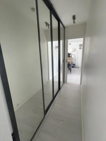 Vente                                                      Appartement
                        
                     3 pièces                      64 m2                     à Colombes