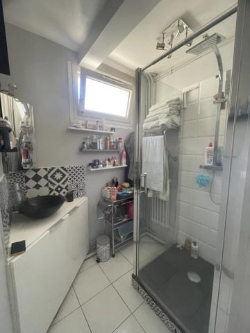 Vente                                                      Appartement
                        
                     3 pièces                      64 m2                     à Colombes