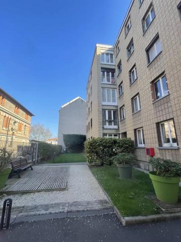 Vente                                                      Appartement
                        
                     3 pièces                      64 m2                     à Colombes