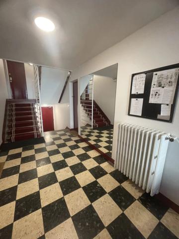 Vente                                                      Appartement
                        
                     3 pièces                      64 m2                     à Colombes