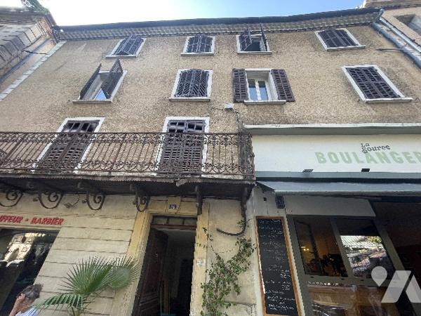 A FORCALQUIER (04) à vendre immeuble de rapport constitué de 7 appartements et deux commerces.