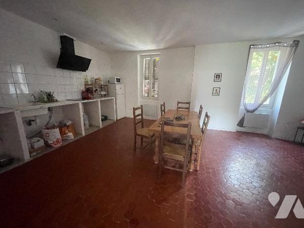 A FORCALQUIER (04) à vendre immeuble de rapport constitué de 7 appartements et deux commerces.