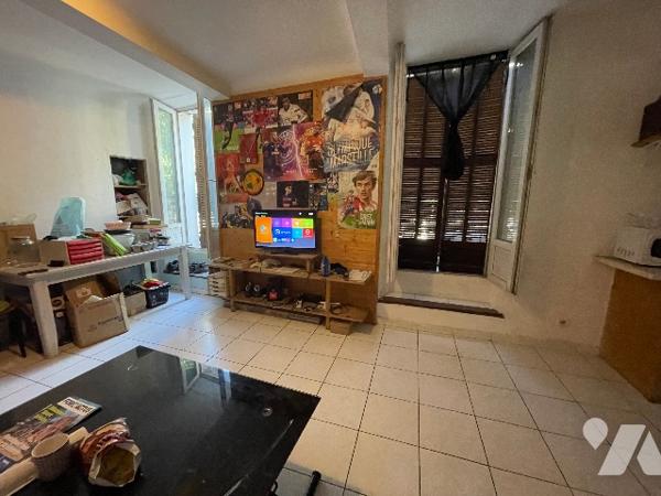 A FORCALQUIER (04) à vendre immeuble de rapport constitué de 7 appartements et deux commerces.