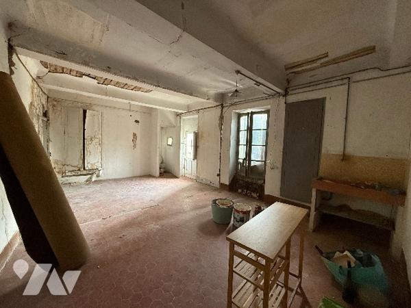 A FORCALQUIER (04) à vendre immeuble de rapport constitué de 7 appartements et deux commerces.