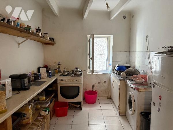 A FORCALQUIER (04) à vendre immeuble de rapport constitué de 7 appartements et deux commerces.