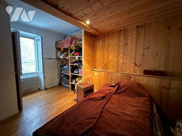 A FORCALQUIER (04) à vendre immeuble de rapport constitué de 7 appartements et deux commerces.