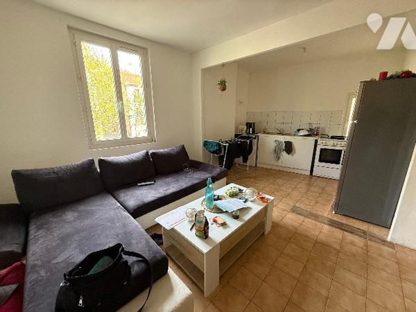 A FORCALQUIER (04) à vendre immeuble de rapport constitué de 7 appartements et deux commerces.