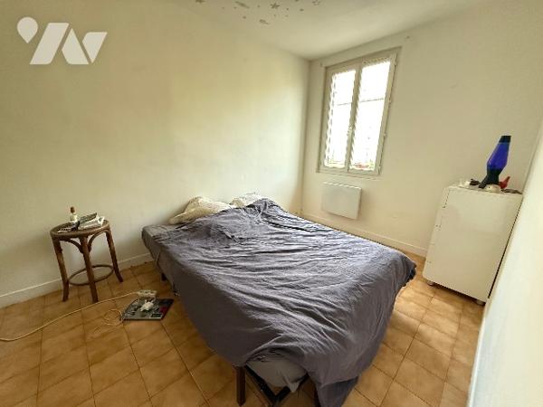 A FORCALQUIER (04) à vendre immeuble de rapport constitué de 7 appartements et deux commerces.